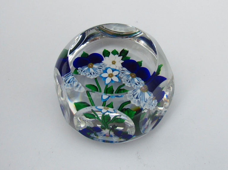 A Saint Louis paperweight four flowers bouquet 1983 285/450 - Image 2 of 2