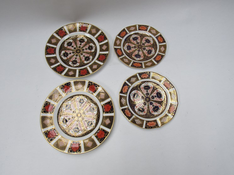 A pair of Royal Crown Derby "Old Imari" pattern plates, 21.