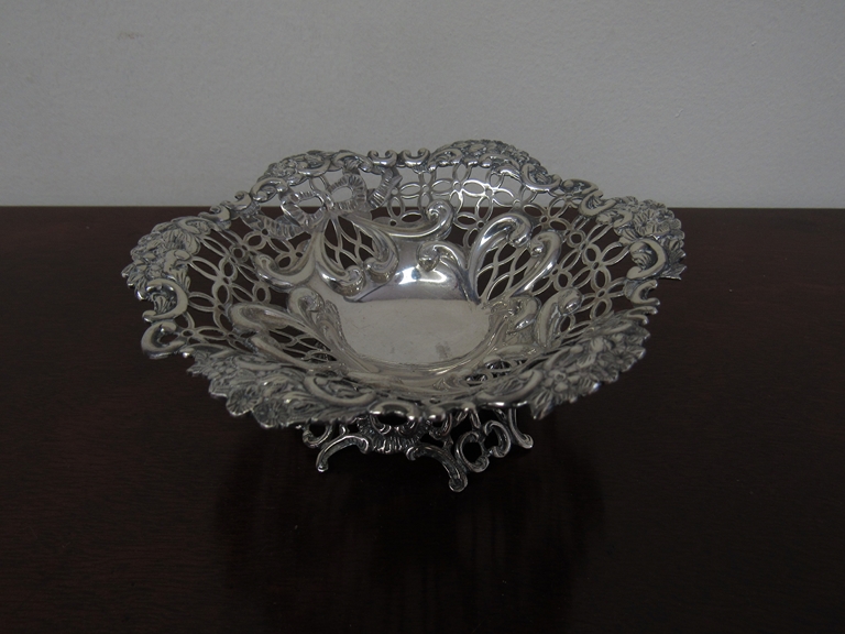 A pair of William Comyns and Sons silver pierced bon-bon dishes, wavy form rim, marked London 1892, - Image 3 of 4