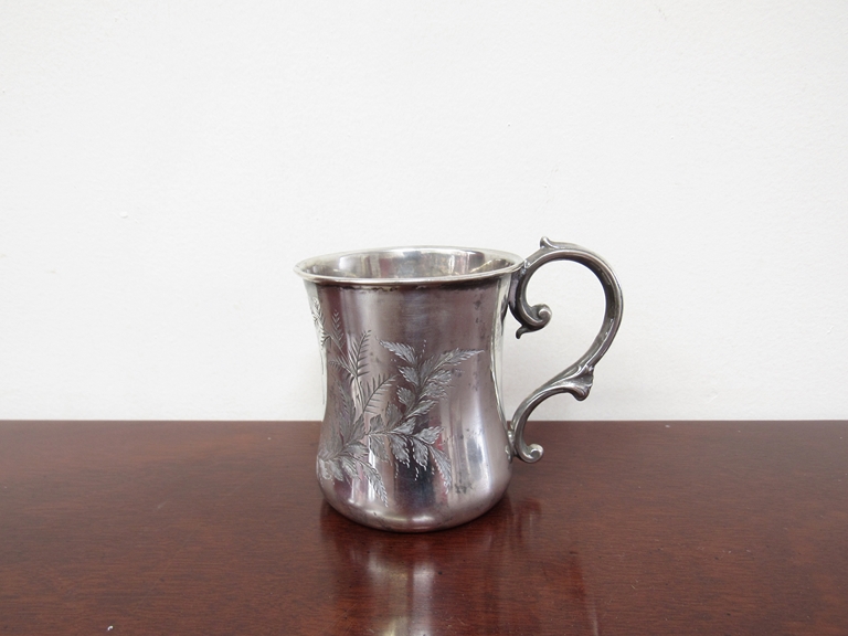 A Kemp Brothers silver Christening mug, engraved fern detail, monogrammed P.M..W. - Image 3 of 3