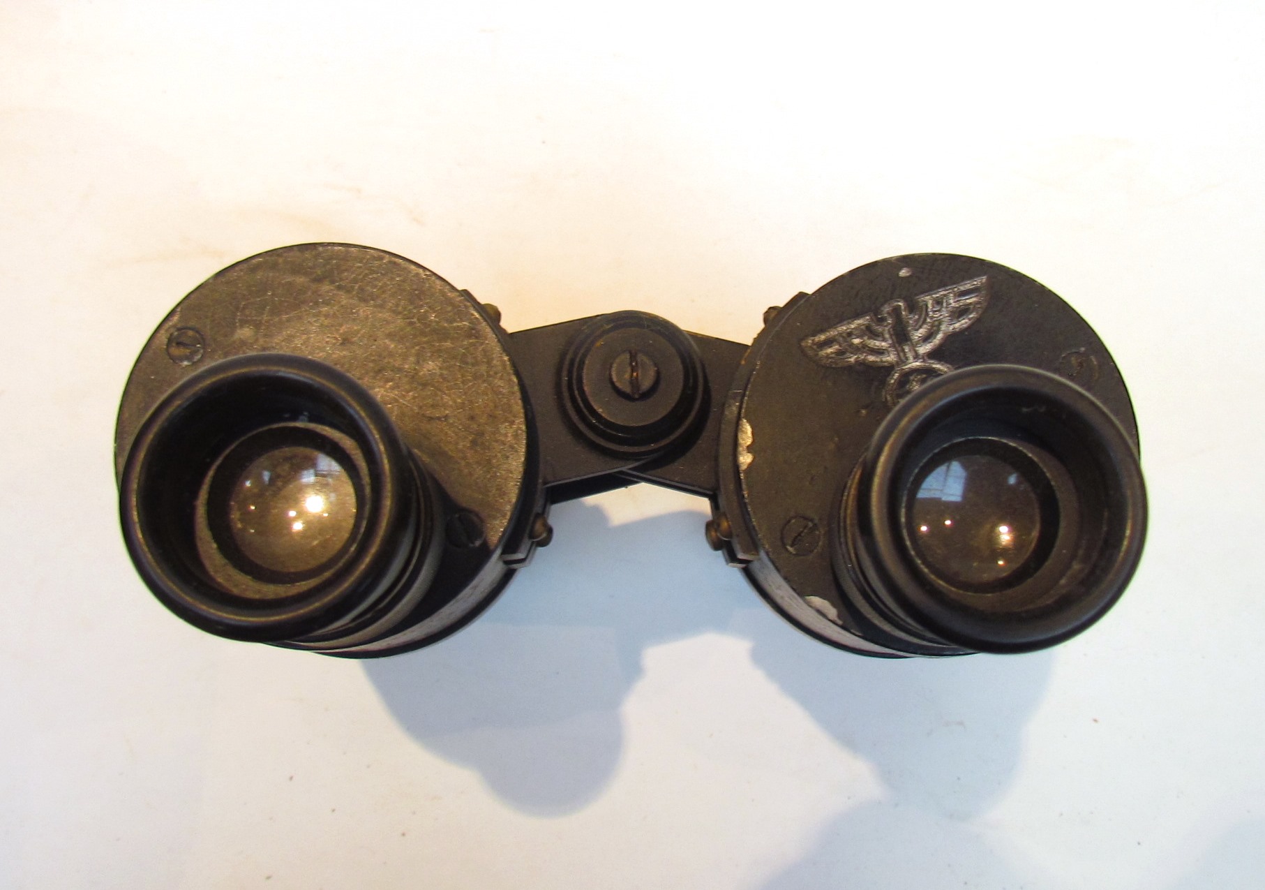 A WWII German pair of Kriegsmarine binoculars engraved with eagle, - Bild 2 aus 3