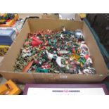 A large tray of mixed vintage plastic soldiers including Britains, Timpo,