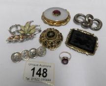 A small collection of vintage brooches and a yellow metal ring