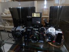 A mixed lot of vintage camera's and lenses