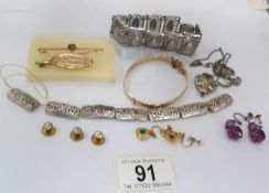 A mixed lot of vintage jewellery including gold brooches,