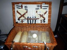 A picnic hamper & contents