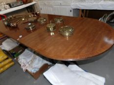 A mahogany extending dining table