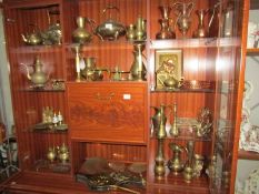 A mixed lot of brass ware including kettles, skimmers,