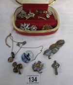 A mixed lot of jewellery