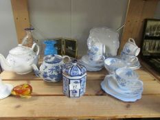 A mixed lot of pottery,