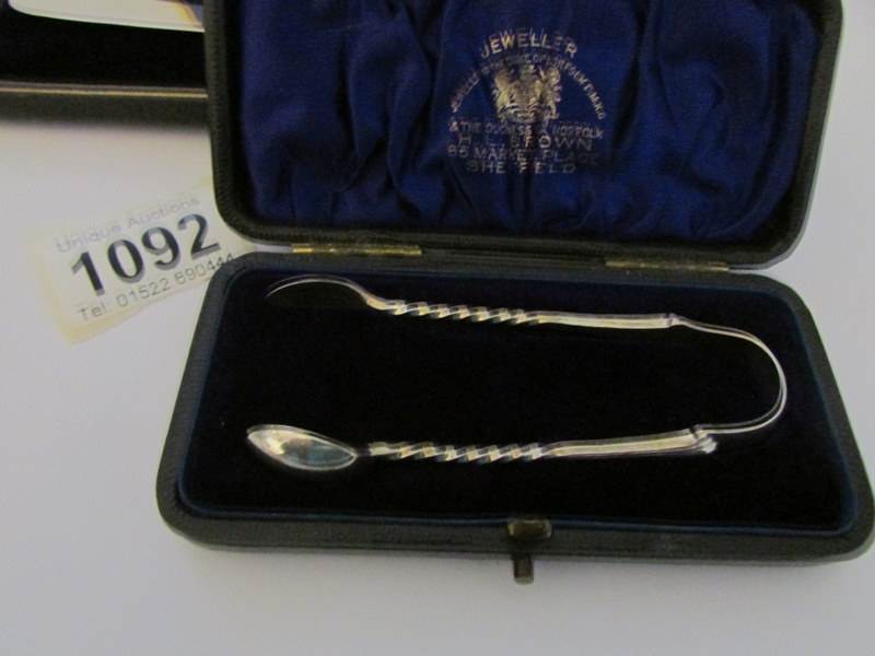 A cased set of 6 silver handled butter knives (H M Sheffield 1904-06) and a cased silver sugar nips - Image 3 of 3