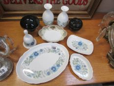 A mixed lot of pottery and china