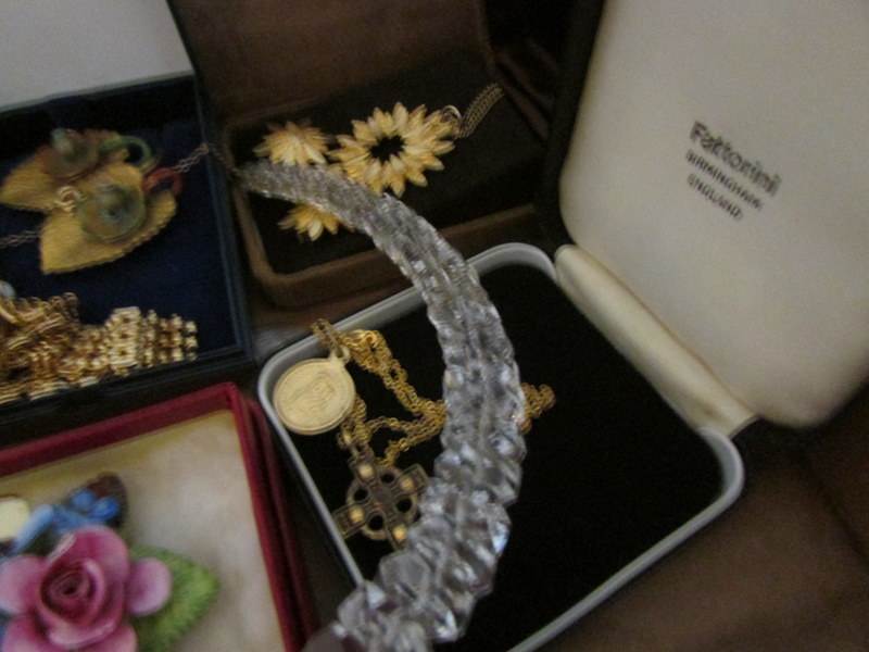 A mixed lot of costume jewellery including 18ct gold plated gate bracelet, brooches, - Image 4 of 4