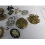 A mixed lot of brooches including Shakespeare cameo