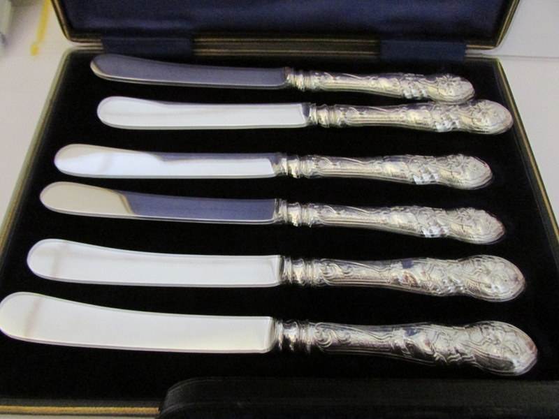 A cased set of 6 silver handled butter knives (H M Sheffield 1904-06) and a cased silver sugar nips - Image 2 of 3
