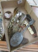 Collection of shoe horns, paperknives etc.