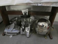 A quantity of kitchen electronics including Kenwood smoothie maker