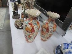 2 oriental vases,