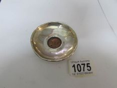 A silver pin dish with coin inset, Chester 1901, maker William Aitken, 0.