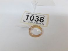 A ladies 18ct gold wedding ring, size M,