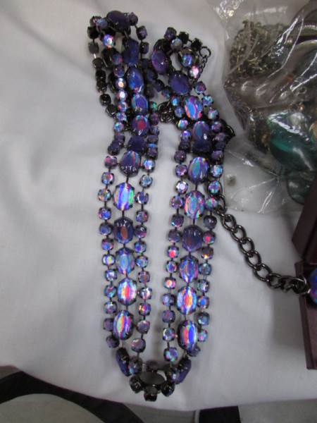 A mixed lot of costume jewellery - Image 2 of 3