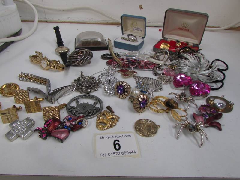 A mixed lot of costume jewellery