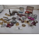 A mixed lot of costume jewellery