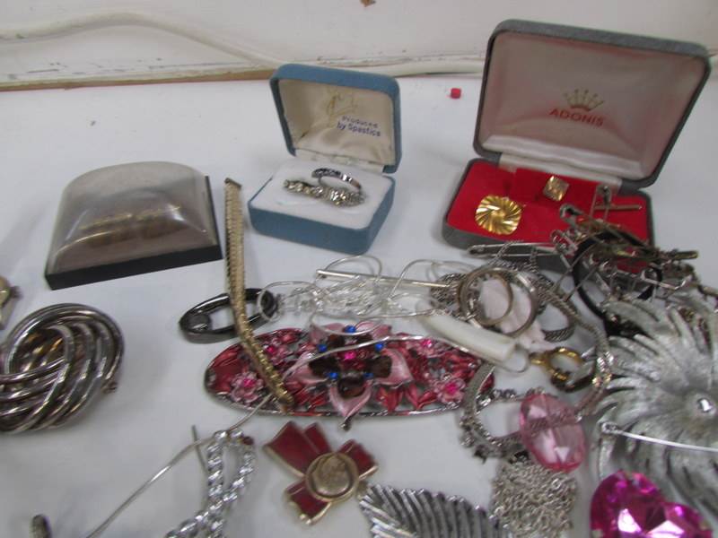 A mixed lot of costume jewellery - Image 4 of 4