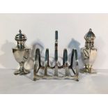 A silver toast rack hall marked Birmingham 1943/44 together with 2 silver pepperettes,