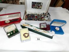 A mixed lot of jewellery including 9ct gold cuff links