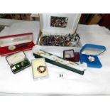 A mixed lot of jewellery including 9ct gold cuff links