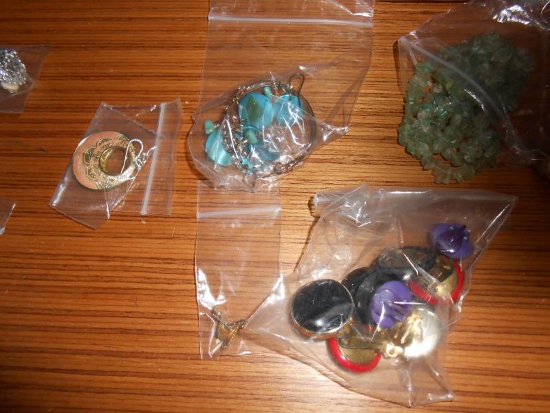 A mixed lot of costume jewellery including necklaces and earrings - Image 6 of 8
