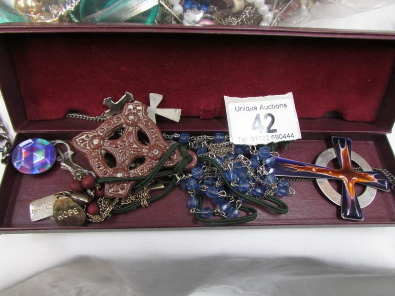 A mixed lot of costume jewellery - Image 3 of 3