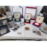 A mixed lot of British commemorative coins including silver and 1952 George VI South African set