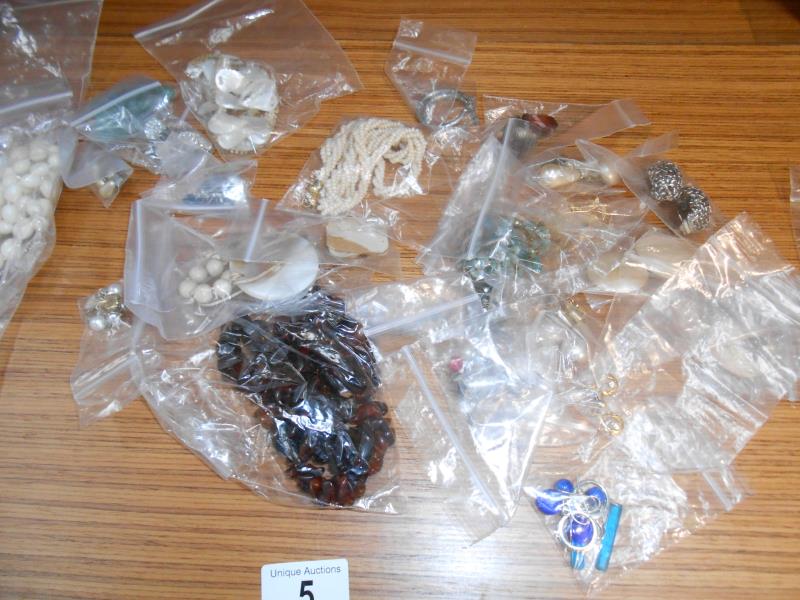 A mixed lot of costume jewellery including necklaces and earrings - Image 7 of 8