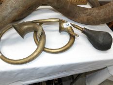 2 brass car horns,