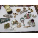 A mixed lot of brooches,