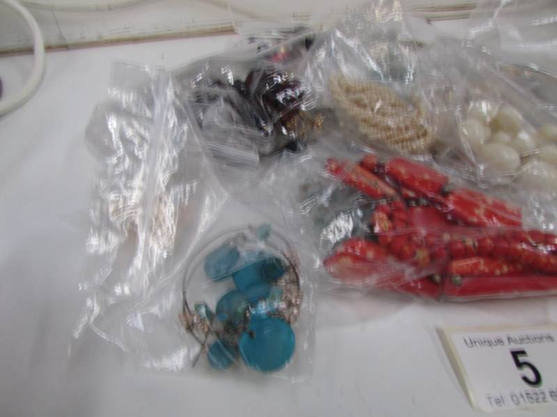 A mixed lot of costume jewellery including necklaces and earrings - Image 2 of 8