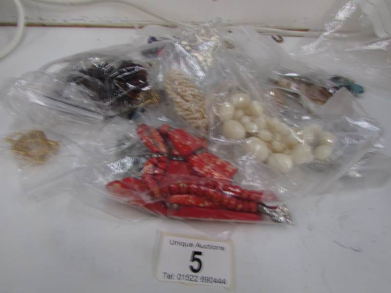 A mixed lot of costume jewellery including necklaces and earrings - Image 8 of 8