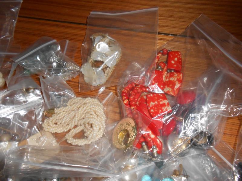 A mixed lot of costume jewellery including necklaces and earrings - Image 3 of 8