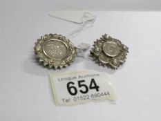 2 silver brooches,
