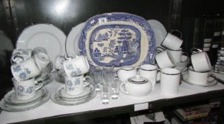 A mixed lot of tea ware