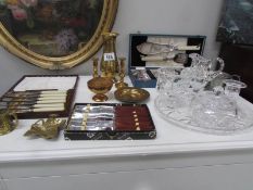 A mixed lot of Indian brassware,