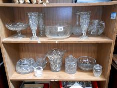 A mixed lot of glass ware,