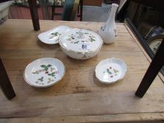 5 items of Wedgwood wild strawberry pattern china