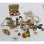 A mixed lot of costume jewellery