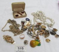 A mixed lot of costume jewellery