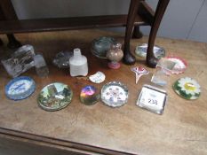 A mixed lot of paperweights etc