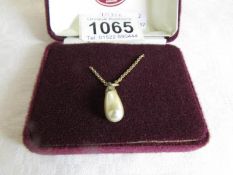 A 9ct gold chain with attached pearl pendant, 6.