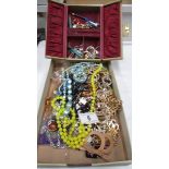 A tray of assorted costume jewellery